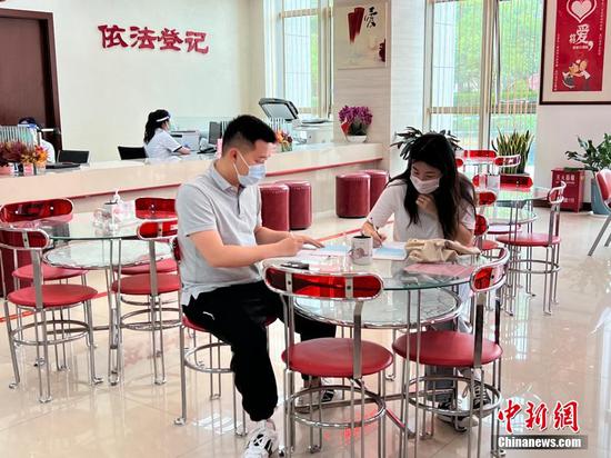 Marriage registration center in Shanghai reopens