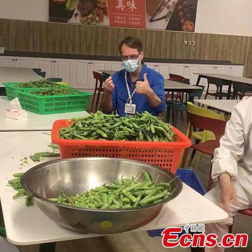 David Tidswell prepares beans with his colleagues (Provided by the interviewee)