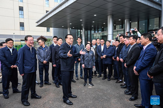 Chinese Premier Li Keqiang, also a member of the Standing Committee of the Political Bureau of the Communist Party of China Central Committee, visits a local communication company in Kunming, southwest China's Yunnan, May 18, 2022. Li made an inspection tour in Qujing and Kunming of southwest China's Yunnan Province from Tuesday to Thursday. (Xinhua/Rao Aimin)
