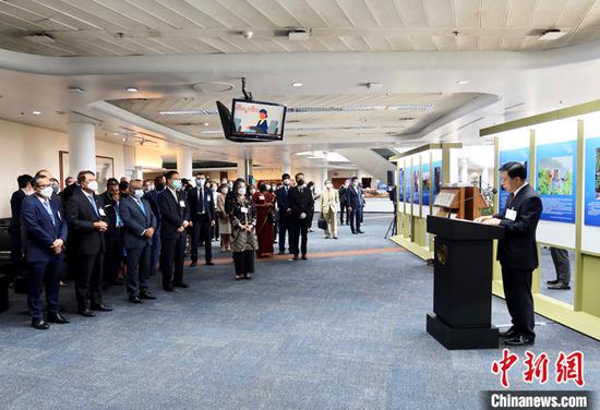 Photo exhibition during ESCAP annual meeting showcases China's poverty reduction achievements