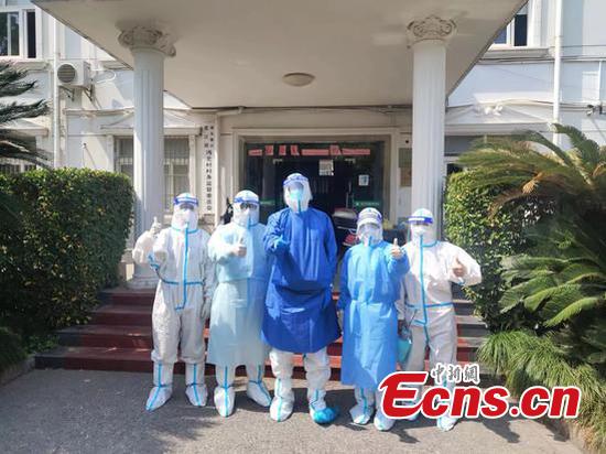 Terasaki Makoto poses for photo with medical workers and volunteers. (Provided by the interviewee)