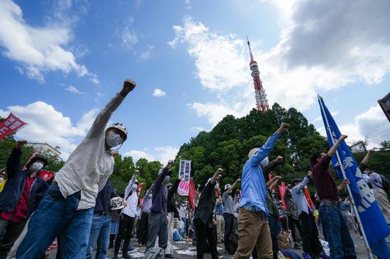 Protesters gather at Shiba Park to demonstrate against the upcoming U.S.-Japan summit and the summit of the Quadrilateral Security Dialogue (Quad), in Tokyo, Japan, May 22, 2022. (Photo: Xinhua/Zhang Xiaoyu)