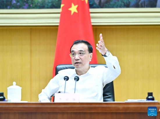 Chinese Premier Li Keqiang, also a member of the Standing Committee of the Political Bureau of the Communist Party of China (CPC) Central Committee, speaks at a teleconference on implementing policies to stabilize economy, May 25, 2022.  (Xinhua/Yan Yan)