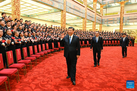 Party and state leaders Xi Jinping, Li Keqiang and Wang Huning meet representatives of a meeting commending heroes and role models from the public security system at the Great Hall of the People in Beijing, capital of China, May 25, 2022. (Xinhua/Li Xueren)