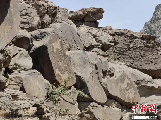 Photo shows rock patings discovered deep inside Helan Mountains in Shizuishan City, Ningxia Hui Autonomous Region. (Photo provided by the Museum of Shizuishan city)