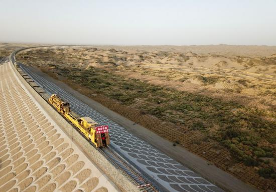 Aerial photo taken on Sept. 27, 2021 shows a section of the Hotan-Ruoqiang Railway under construction in northwest China's Xinjiang Uygur Autonomous Region. (Xinhua/Gu Yu)