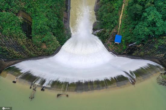 Fan-shaped reservoir amazes visitors in Guangxi
