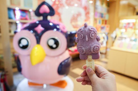 Cutest 'angry bird' shaped ice cream lures tourists in Shanxi