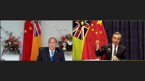 Visiting Chinese State Councilor and Foreign Minister Wang Yi (R) meets with Niue's Premier and Foreign Minister Dalton Tagelagi via video in Suva, Fiji, May 29, 2022. (Xinhua/Zhang Yongxing)