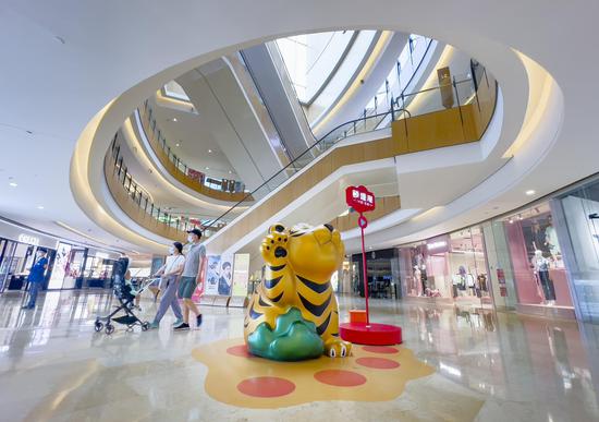 Some shopping malls restore offline business in Beijing