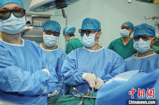 Photo shows Guo Huiming's team in an operation. (Photo from Guangdong Provincial People's Hospital)