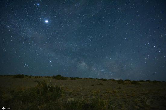 Spectacular Tau Herculids meteor shower appears in Xinjiang