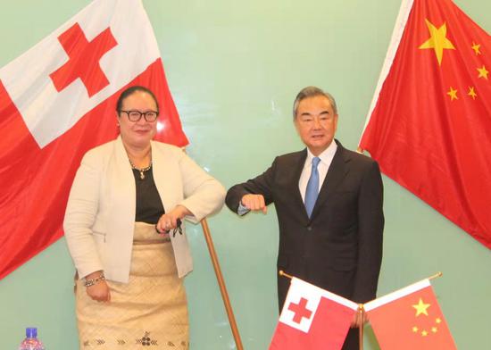 Chinese State Councilor and Foreign Minister Wang Yi (R) holds talks with Tongan Foreign Minister Fekitamoeloa 'Utoikamanu, in Nuku'alofa, Tonga, May 31, 2022. (Xinhua)