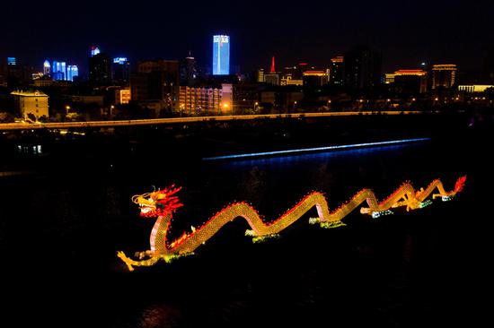 Huge dragon lantern lights up Fenhe River in Shanxi
