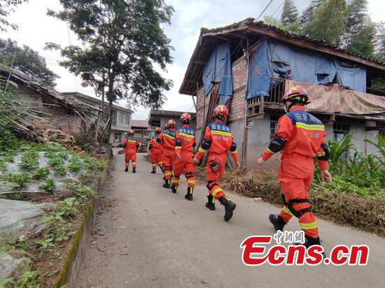 Rescuers from Chengdu City, Sichuan Province check house by house after a 6.1- magnitude earthquake jolted Lushan County of Ya'an City on Wednesday afternoon. (Photo/ Provided to China News Service)