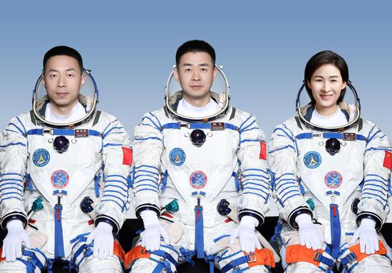Chinese astronauts Chen Dong (C), Liu Yang (R) and Cai Xuzhe.（Photo/CGTN）