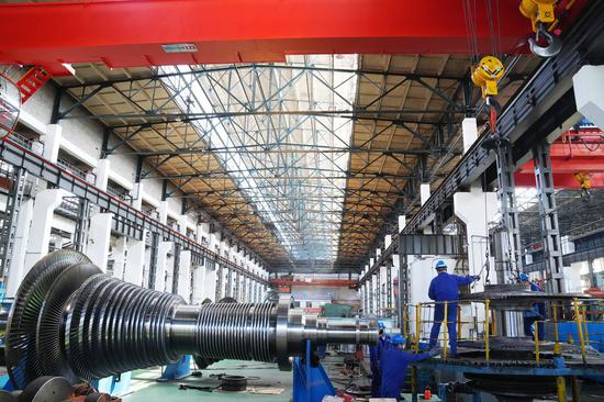 Workers are busy in a workshop of Harbin Turbine Company Ltd. of Harbin Electric Corporation in Harbin, northeast China's Heilongjiang Province, May 7, 2022. (Xinhua/Wang Jianwei)