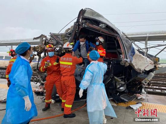 A passenger comes out of the bullet train D2809 in Rongjiang County, Guizhou Province, June 4, 2022. (Photo from Guizhou Provincial Public Security Fire Brigade)