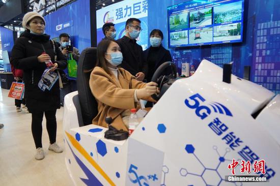 Visitor experiences the remote driving system in the 5G intelligent cockpit on the 2021 World Digital Industry Expo, May 26, 2021. (Photo/China News Service)