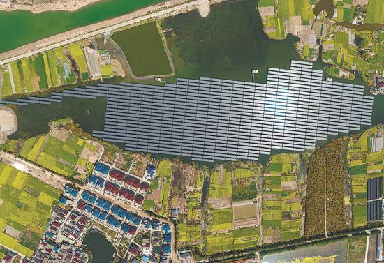 An aerial photograph shows photovoltaic panels floating on a lake in Taizhou, Jiangsu province. (Photo: Tang Dehong/ For China Daily)