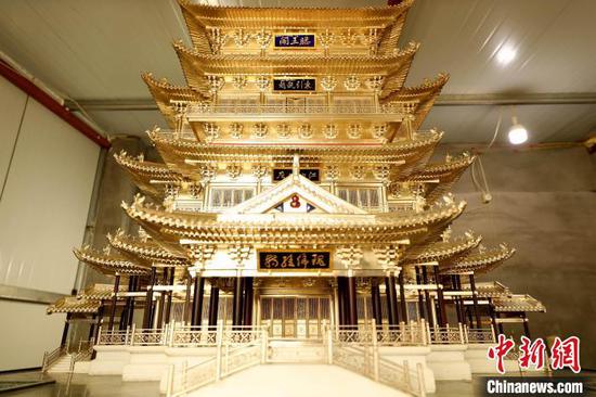 Photo shows the miniature of Tengwang Pavilion created by Hebei craftsman Qian Haiqiang. (Photo/China News Service)