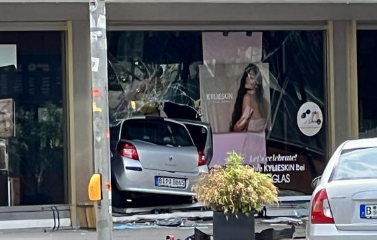 A vehicle rams into a shop window after running into a crowd in Berlin, Germany, June 8, 2022. (Xinhua/Huang Yan)