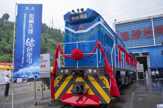 China debuts commercialized hybrid locomotive