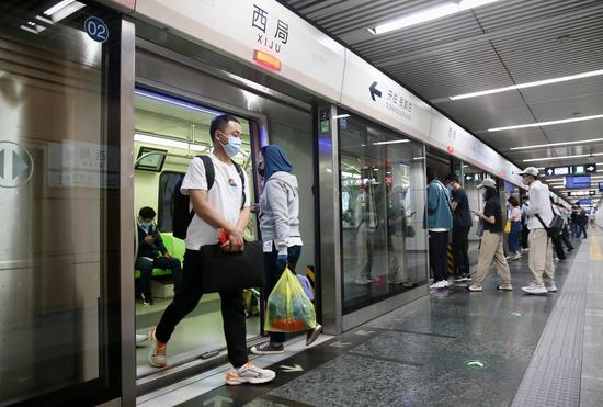 Public transportation resumes in most parts of Beijing's Chaoyang and Fengtai districts