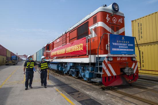 A freight train is ready to leave Jinhua, Zhejiang province, for Central Asian countries on Wednesday. (HU XIAOFEI/FOR CHINA DAILY)