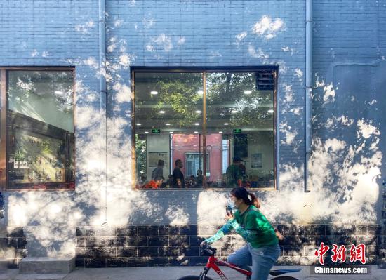 Photo shows a breakfast shop in Beijing which has restored dine-in service, June 6, 2022. (Photo/China News Service)