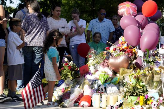 People mourn for victims of a school mass shooting at Town Square in Uvalde, Texas, the United States, May 28, 2022. (Xinhua/Wu Xiaoling)