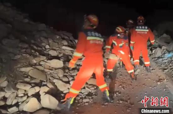 Rescuers clear away the rubble on the way, June 10, 2022. (Photo provided by Sichuan Forest Fire Brigade)