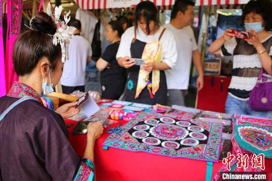 Street markets boom in east China's Nanjing