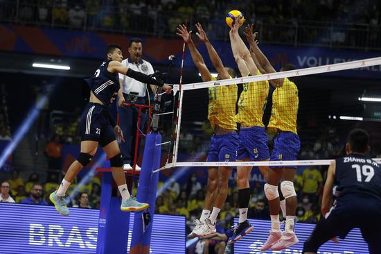 China's Zhang Jingyin (1st L) spikes the ball during the FIVB Volleyball Nations League Men's Pool 1 match between China and Brazil in Brasilia, Brazil, on June 12, 2022. (Photo by Lucio Tavora/Xinhua)