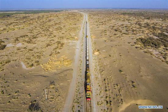 Aerial photo taken on Sept. 25, 2020 shows workers laying tracks at the construction site of Hotan-Ruoqiang railway in northwest China's Xinjiang Uyghur Autonomous Region. (Photo/Xinhua)