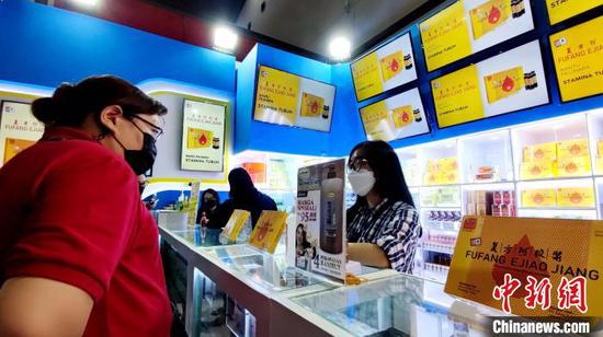 Consumer buying Chinese patent medicine at Jakarta Fair 2022 (Photo/ China News Service)