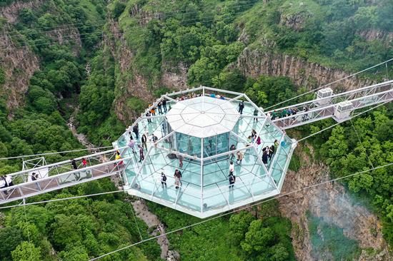 240-meter-long glass bridge over Dashbashi Canyon opens