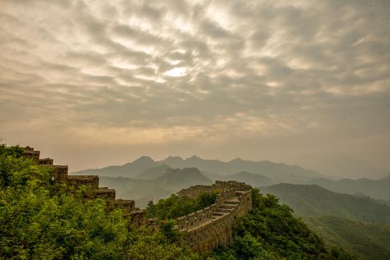 Spectacular fishscale clouds appear over Jinshanling Great Wall