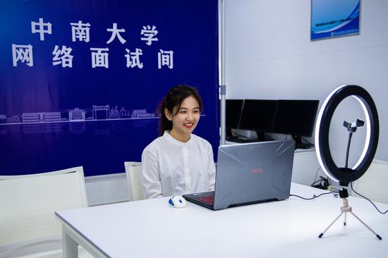 A student takes a job interview via video in the Central South University in Changsha, central China's Hunan Province, April 14, 2022. (Xinhua/Chen Sihan)