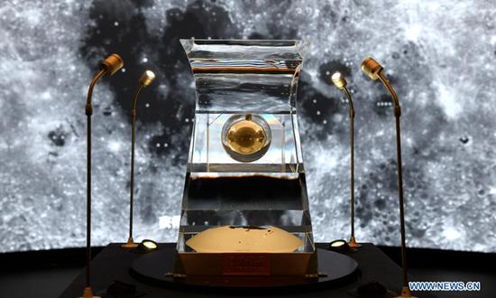 The lunar samples No. 001 brought back by China's Chang'e-5 probe is displayed at the National Museum of China in Beijing, capital of China, February 27, 2021. (Photo/Xinhua)
