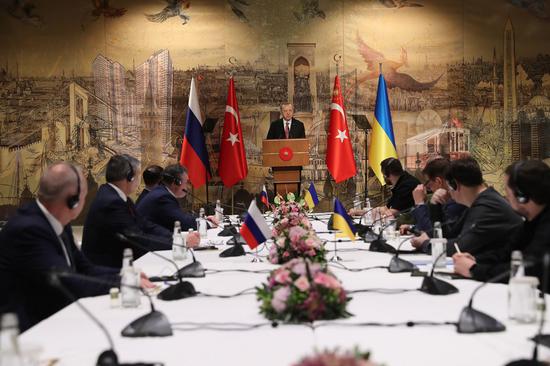 Turkish President Recep Tayyip Erdogan (C) meets with Russian and Ukrainian delegations before a fresh round of face-to-face peace talks in Istanbul, Turkey, on March 29, 2022. (Xinhua)