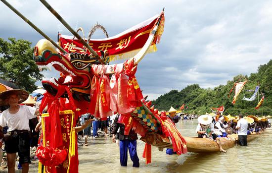 Ethnic dragon canoe festival celebrated in Guizhou