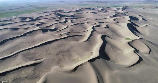 Stunning summer desert landscape in Xinjiang