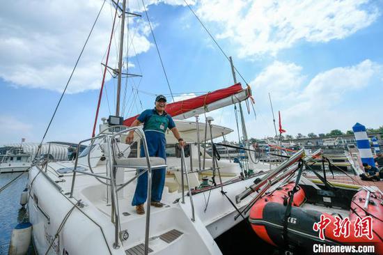 Chinese maritime explorer Yang Jianxin embarks on his journey to the North Pole, June 23, 2022. (Photo/China News Service)