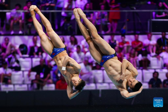 Cao Yuan (R) and Wang Zongyuan of China compete during the Men's 3m Synchronised final of diving at the 19th FINA World Championships in Budapest, Hungary, June 26, 2022. (Xinhua/Zheng Huansong)