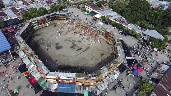 Bullfight stands collapse in Colombia