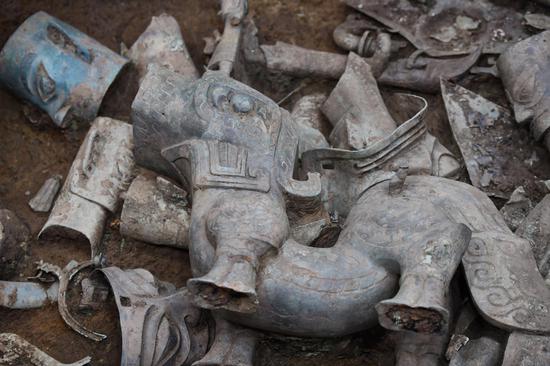Large number of bronze wares unearthed at Sanxingdui Ruins site