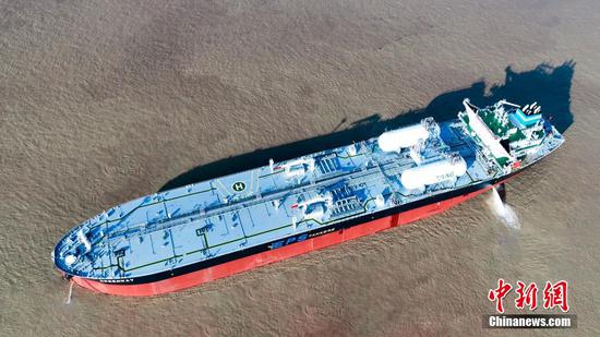 The world’s first LNG dual-fuel Suezmax oil tanker ( Photo/China Guangzhou Shipyard International )