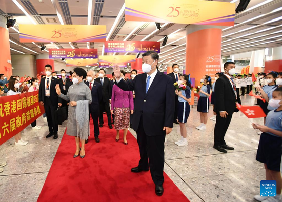 Chinese President Xi Jinping and his wife Peng Liyuan wave to the welcoming crowd upon their arrival in Hong Kong, south China, June 30, 2022. Xi, also general secretary of the Communist Party of China Central Committee and chairman of the Central Military Commission, arrived in Hong Kong by train on Thursday afternoon. Xi will attend a meeting celebrating the 25th anniversary of Hong Kong's return to the motherland and the inaugural ceremony of the sixth-term government of the Hong Kong Special Administrative Region (HKSAR) on July 1. He will also inspect the HKSAR. (Xinhua/Xie Huanchi)