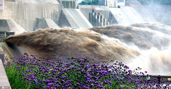 Xiaolangdi Reservoir discharges sand in Henan